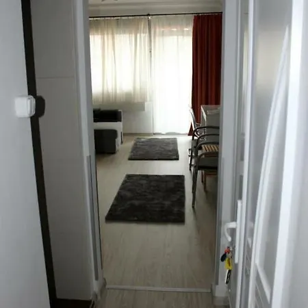 Apartament Lena Apartman *